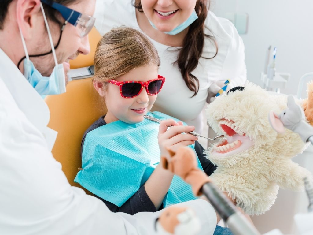 Wizyta adaptacyjna dziecka w gabinecie stomatologicznym